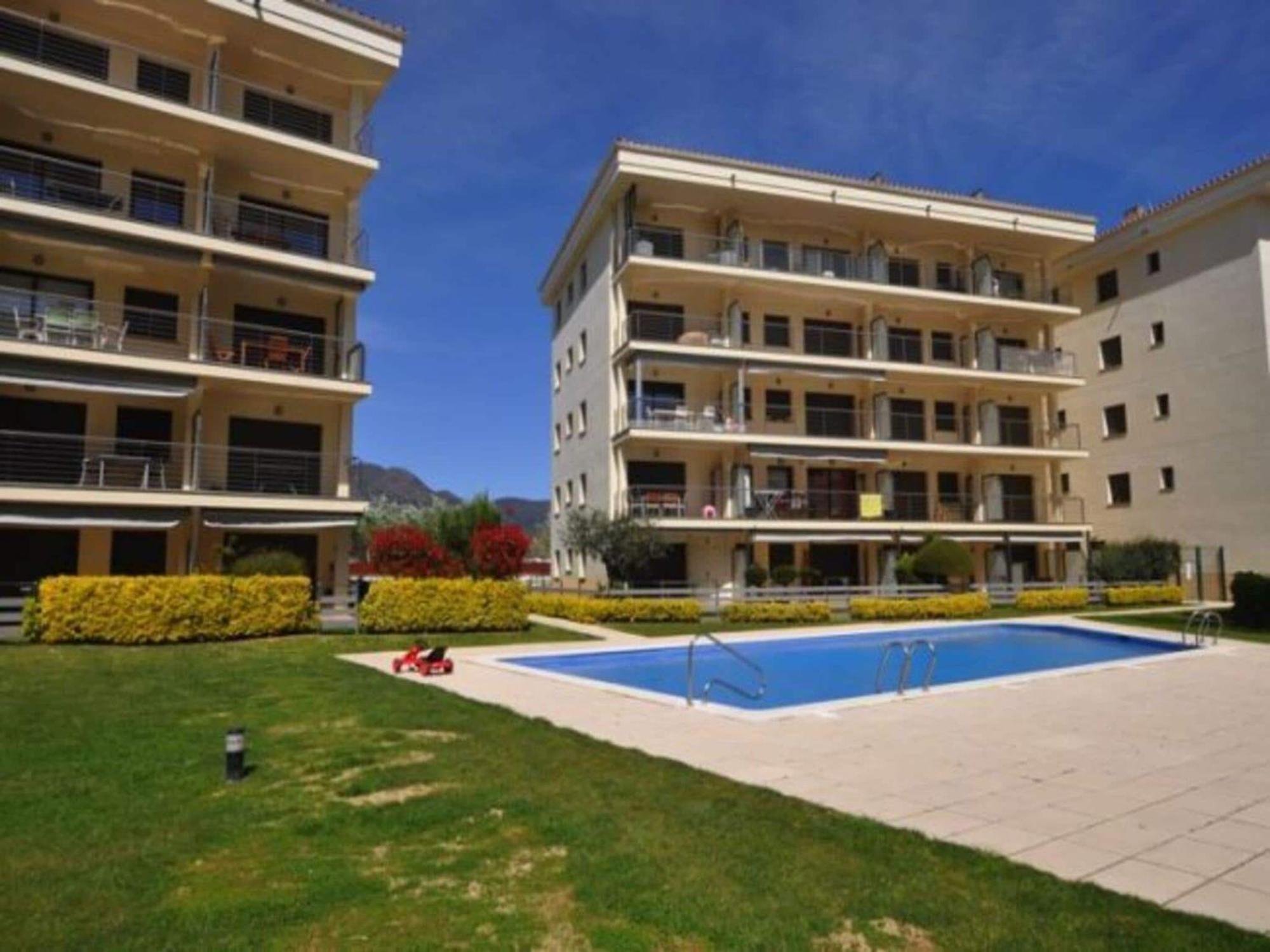 In With Balcony, Pool-view